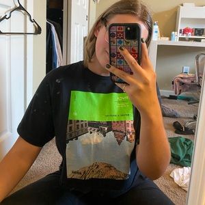 Black cropped RVCA tee shirt